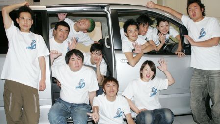 笑いコンビ「ドランクドラゴン」のツッコミ担当と知られる、鈴木拓さん。

素は天然ボケで、バラエティ番組でのいじられ役もお馴染みですよね。

そんな鈴木拓さんの嫁が、なんでも「最強」という噂があるようです。

今回は、鈴木拓さんの嫁について、深堀していきます！

ぜひ最後までご覧ください。

鈴木拓の嫁は誰？馴れ初めは？

鈴木拓さんは、中・高校時代の同級生と、2002年に結婚しています。

プロポーズのきっかけは、「はねるのトびら」でした。

番組で強制的にプロポーズさせられ、私生活がネタになっていたのですが、本人は嫌がっていたとか。

2003年の挙式も、番組スタッフや相方の塚地さんに話していなかったと言います。

1996年ごろに交際をスタートし、長年の交際を経てゴールイン。

同級生時代は交際していなかったものの、20歳のとき同窓会で再会し初めて女性を知って、そのままその人と結婚しました。

奥さんには彼氏がいたのですが、鈴木さんはめげずにアタック。

何度かフラれた後に友人関係を続け、『彼氏とは別れる』と言ってくれて、付き合うことになったそうです。

奥さんは一般人なので詳細な情報はありませんが、結婚して25キロも太ってしまったそうです。

鈴木さんが細身なので、一緒に並ぶと体格差がありそうですね！

また2人の間には、息子さんが2人誕生しています。

https://twitter.com/ebinakarakitem1/status/1871502957738656134?s=20

長男は2004年生まれ、次男は2012年頃に生まれており、7歳も年齢差があるようですね。

<center>スポンサーリンク

<script async src=