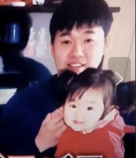 やす子2歳ころに両親が離婚!父親とは音信不通に